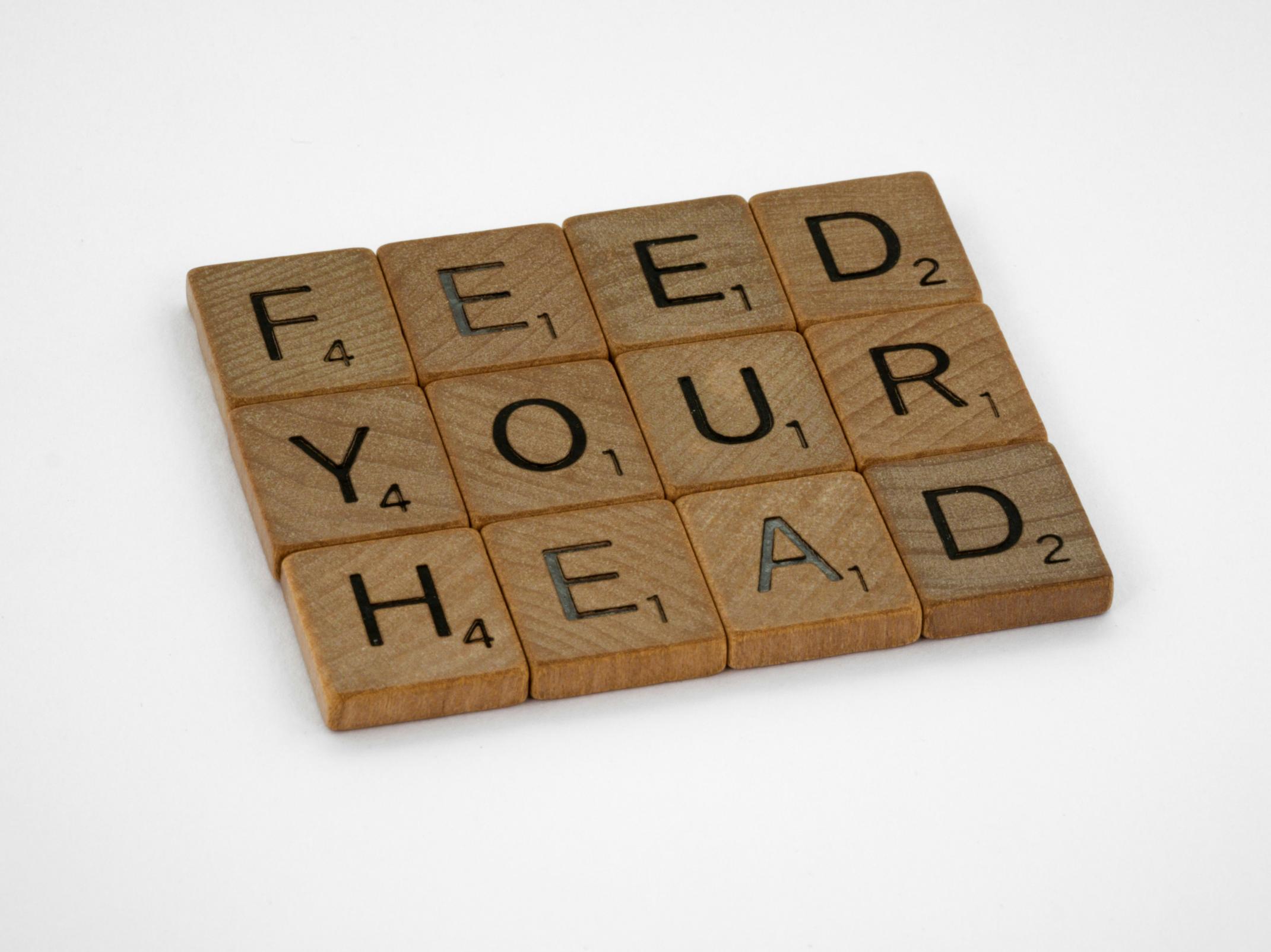 Ett uppslaget bok som svävar i en mörk bokhandel, omgivet av bokstaplar och hyllor i bakgrunden