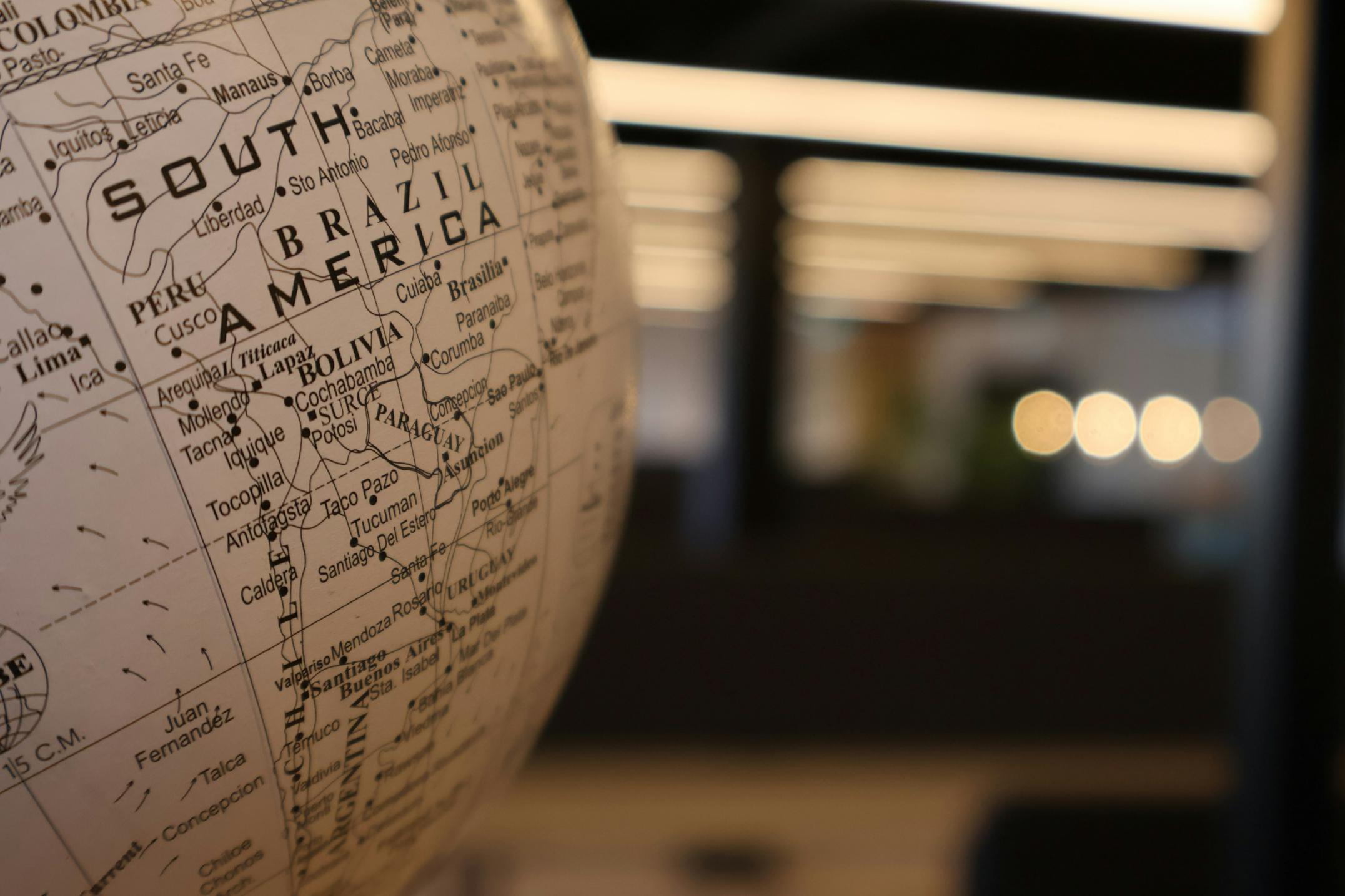 Närbild av jordglob med Sydamerika där Brasilien, Bolivia och Peru syns tydligt